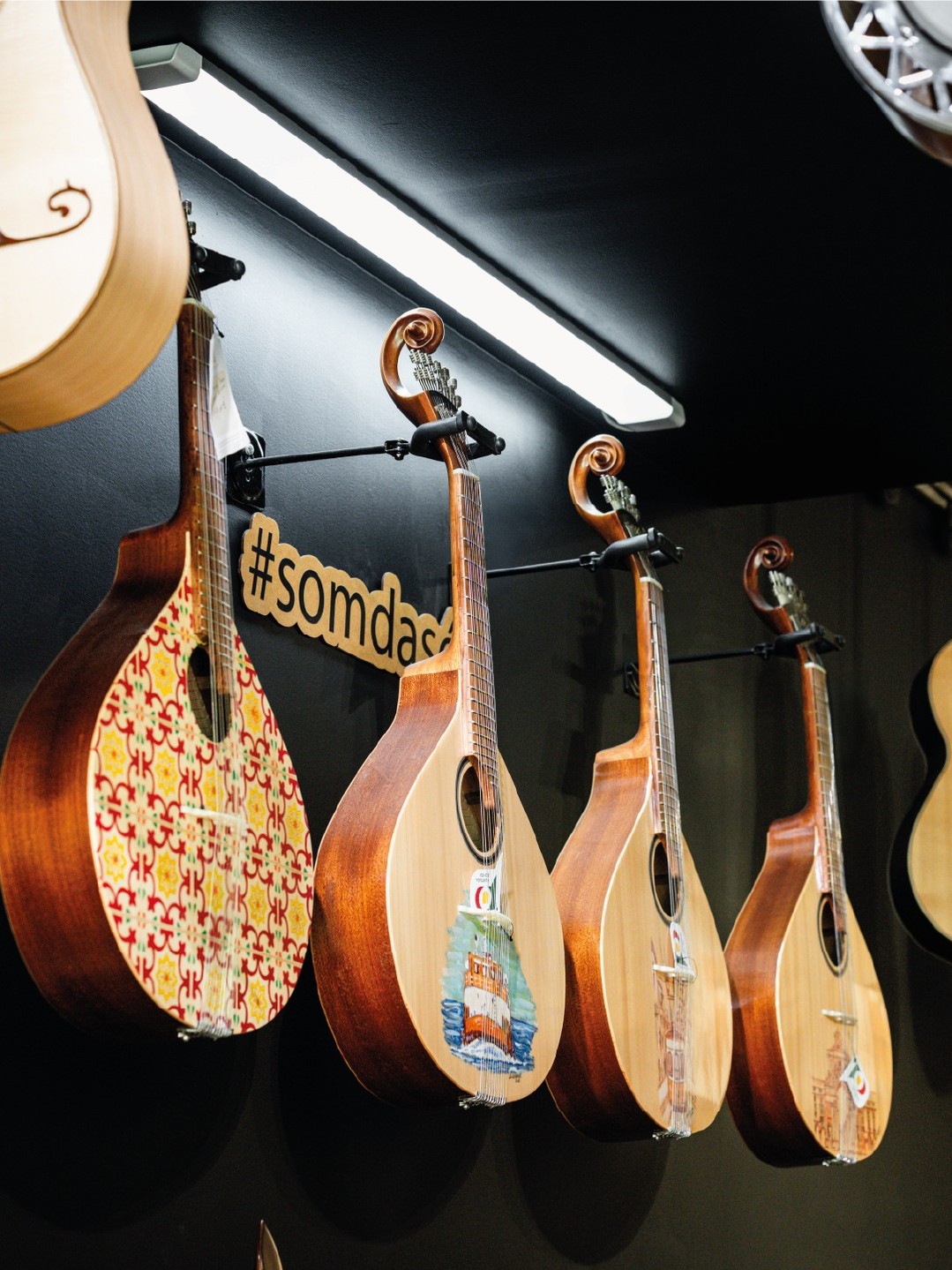 Tradição com traço de artista. Cada guitarra portuguesa com a sua história.

📍 Junto à Sé de Braga

Vê mais em somdase.pt