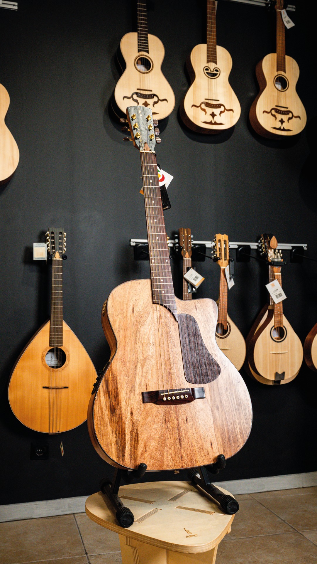 Madeira com personalidade. Tampo vivo, conforto no braço.
Uma acústica que fala antes de tocar.
📍 Junto à Sé de Braga
Vê mais em somdase.pt